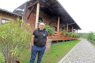 Auch auf dem Weg vor dem Brauhaus will Ronny Erfurt Sitzbänke und Tische aufbauen.