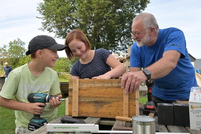 Reinhard Blechschmidt gehört zum Team der methodistischen Kirchgemeinde, das den Bauspielplatz betreut. Karl und Lotta Müller sind Kinder, die oft da sind und aus dem gespendeten Holz bauen, was ihnen gefällt.