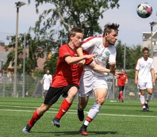 Dustin Beetz (links) und seine Teamkameraden vom SV Heinrichsort/Rödlitz wollen ihren Trainer Dietmar Reichel am Samstag gern mit dem Sieg im Kreispokalwettbewerb verabschieden. 