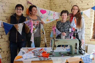 Uta Süßengut, Silvia Fischer, Sabine Müller und Kerstin Pretscher (von links) haben all die bunten Wimpelketten für ihren Ort gefertigt.