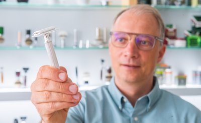 Geschäftsführer Andreas Müller präsentiert den neuen Rasierhobel, den Mühle nächsten Freitag auf den Markt bringt,
