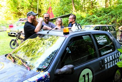 Bei ihren Fahrzeugen kommen sie ins Schwärmen, die Tuning Holicans Dominik Nietner, Luise Helene Ahnert, Matthias Richter und Chris Jakob (von rechts).