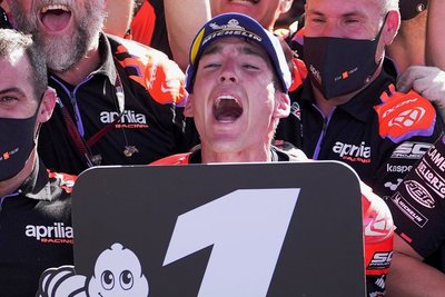 Der Spanier Aleix Espargaro feierte seinen Premierensieg in der Königsklasse überschwänglich. 