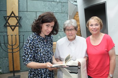 Dr. Tamar Lewinsky, Renate Aris und Marion Rotstein (v.l.)