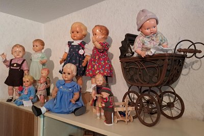 Selbst auf den Schränken haben Puppen aus ihrer großen Sammlung Platz gefunden.