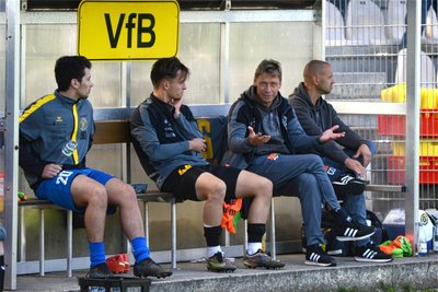 Auerbachs Coach Sven Köhler (Zweiter von rechts) mit Erklärungsversuchen, hier unmittelbar nach dem Abpfiff der Partie gegen Rudolstadt. Foto: Joachim Thoß