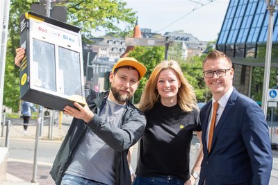 Robert Fischer (links) hatte die Idee, die XXL-Ascher mit Abstimmfunktion nach Plauen zu holen. Sophie Gürtler vom Stadtmarketing-Verein organisierte, und Bastian Richter sorgte für die Finanzierung durch seine Firma, die VR Bank.