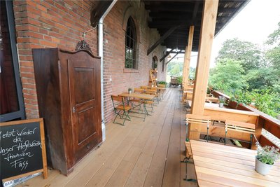 Die gemütliche Terrasse lädt ebenfalls zum Verweilen und Feiern ein.