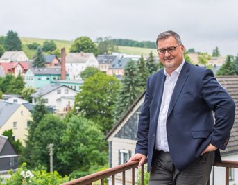 Volkmar Viehweg auf dem Rathausbalkon. Der Ausblick wird ihm wohl erhalten bleiben. 