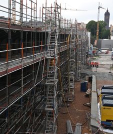 Das Viadukt zeigt sich derzeit komplett eingerüstet.