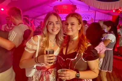 Amelie Voigt (20, r.) und Lilly Schirmer (20, l.) aus Zschorlau erschienen mottogetreu im Dirndl. Sie nutzten die Feierlichkeit, um sich mit Freunden zu treffen und zu feiern.