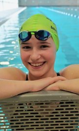 Zoe Hüllenhagen vom FC Erzgebirge Aue hat allen Grund zur Freude. Im dänischen Esbjerg schnitt die junge Schwimmerin hervorragend ab. 