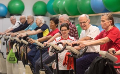  Strampeln für ein starkes Herz: Ex-Minister Hans Geisler (2.v.r.) beim Rehasport des Dresdner Sportclubs 1898. Neben ihm Sporttherapeutin Angela Geisler - die Namensgleichheit ist übrigens reiner Zufall. 