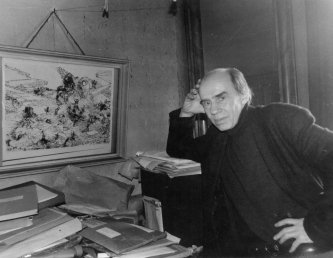 Carlfriedrich Claus in seiner Wohnung. 