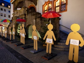 Vor dem Plauener Rathaus stehen seit Donnerstag mehrere Pappfiguren als Zeichen eines stummen Protests. 