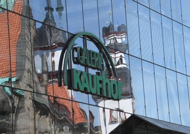 Die Kaufhof-Filiale im Chemnitzer Zentrum. Weil sie in der Coronapandemie wiederholt schließen musste, gibt es nun Streit über die zu zahlende Miete. 