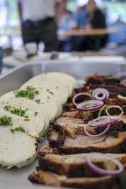Die Knödel und das Fleisch wurden in Scheiben geschnitten.