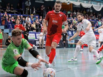 Das Toreschießen fiel Futsal-Bundesligist HOT 05 gegen den TSV Weilimdorf nicht leicht. In dieser Szene hat Gjokica-Djo Arsovski (in weiß) abgezogen, scheitert aber erneut an Nationalkeeper Philipp Pless. 