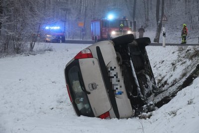 Ein Autofahrer rutschte bei winterlichen Straßenverhältnissen von der Fahrbahn.