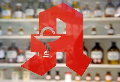 Die Landesdirektion Sachsen hat einem für die Herstellung von Krebstherapeutika lizenzierten Chemnitzer Apotheker die Herstellung dieser sogenannten Zytostatika untersagt.