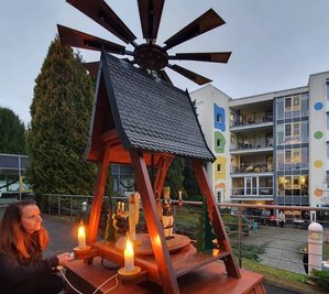 Auch ein Licht der Hoffnung: Wohnbereichsleiterin Desiree Wosab hat am Mittwochabend die neue Pyramide vor der Tagespflege des Zschopauer Seniorenzentrums in Gang gesetzt. 