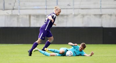 Im Bild von links: Marvin Stefaniak (34, Aue) und Natanas Zebrauskas (4, Fuerth II)