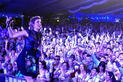 Mit dem Auftritt in Börnichen eröffnete Anna-Maria Zimmermann ihre Oktoberfest-Saison.