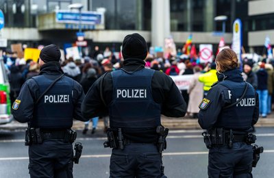 In Berufen, in denen Beschäftigte viel Kontakt mit Menschen haben, ist die emotionale Belastung oft besonders hoch. Zum Beispiel bei der Polizei.