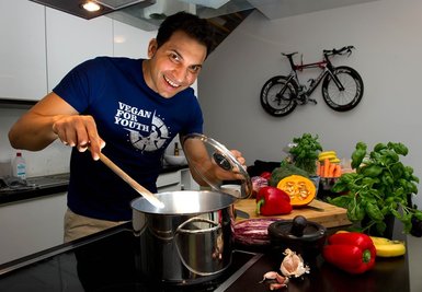 Attila Hildmann, Autor mehrerer veganer Kochbücher, kocht am 19.02.2014 in seiner Küche in Berlin. Seine Kochbücher stehen auf den Bestsellerlisten. Hildmann ist der Vorzeigemann der Veganer-Szene.
