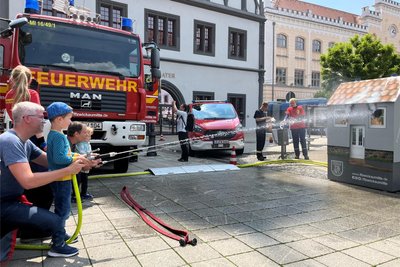 Magnus Weber (4) probiert sich als Feuerwehrmann aus. Die Blaulichtmeile war erstmals Bestandteil des Zwickauer Good-Food-Festivals. Neben der Freiwilligen Feuerwehr Mitte waren auch Polizei, Rettungsdienste und Bundeswehr vertreten.