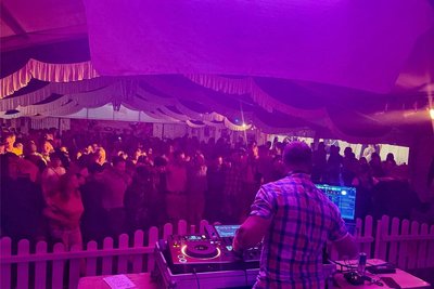 DJ Dann wusste, was die Besucher hören wollten und heizte mit dem Lied „Moskau" richtig ein.
