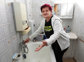 Seit Wochen ohne Wasser: Helga Haugk streitet sich deshalb mit ihrer Vermieterin. Beide Parteien haben inzwischen Anwälte eingeschaltet.
