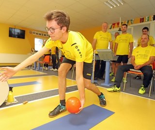 Tim Becker vom Hirschfelder SV bereitet sich im Training konzentriert auf seine neuen Herausforderungen vor. Die Mannschaft aus dem kleinen Reinsberger Ortsteil startete am Wochenende erstmals in der Landesliga, musste aber in Bautzen beim 1:7 noch Lehrgeld zahlen. 