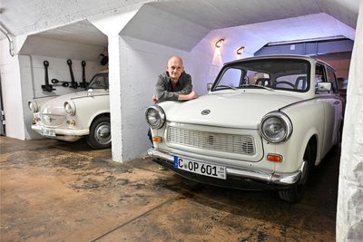 Ostalgie in Weiß auf Rädern: Oliver Presch von der "Trabant Vermietung Chemnitz" neben einem seiner 601er. 