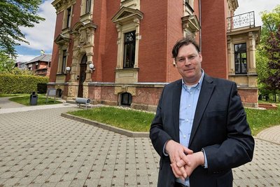 André-Aljoscha Steiner vor der Geschäftsstelle der Awo Südsachsen an der Poststraße in Mittweida.