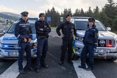 Mehrmals im Monat begeben sich die drei Bürgerpolizisten gemeinsam mit tschechischen Kollegen auf Streife. Im Bild sind sie mit Martin Šikýř (3. v. l.) zu sehen.