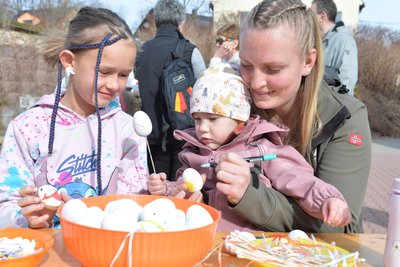 Zum Internationalen Frauentag nutzt Mama Meggy das Angebot auf dem Breitenauer Dorfplatz, um mit Amy (l.) und Mailin Ostereier zu bemalen.