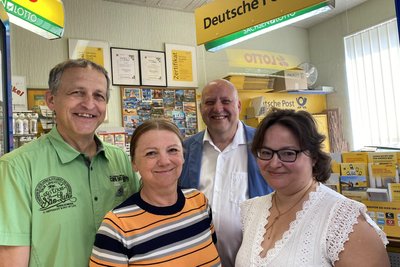 Auch die Post bleibt in Neumark. Volkmar Klemm, Kerstin Sölle, Kay Oertel und Linda List (von links) steht die Freude darüber ins Gesicht geschrieben.