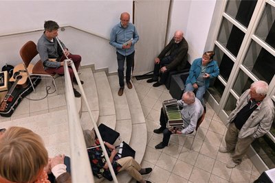 Galeriegespräch im Foyer.