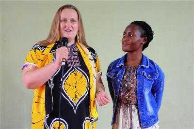Sandra und Sandra bestritten die Präsentation. Links Sandra Rosenkranz von der Stiftung „Wissen statt Waffen“. Rechts Sandra aus Uganda. Sie lebt als Au-pair-Mädchen in Herlasgrün.