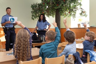 Polizeihauptmeisterin Annett Triems und Polizeihauptmeister Andy Gerstenberger bei einer Präventions-Veranstaltung in der Neudorfer Kita „Pusteblume“. Gemeinsam mit ihrem Kollegen Torsten Heß arbeiten sie am Polizeistandort Oberwiesenthal.