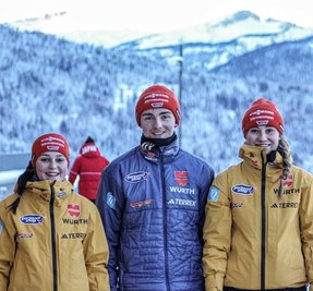 Das Trio des VSC Klingenthal beim Weltcup in Oberstdorf: (von links) Anne Häckel, Nick Schönfeld und Ronja Loh.