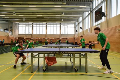 An insgesamt 16 Tischtennisplatten wurde die Vereinsmeisterschaft ausgetragen.