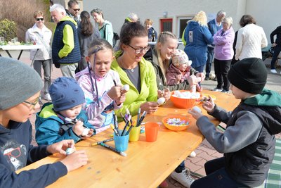 Dritte Frauentagsfeier des Kultur- und Heimatvereins Breitenau. Im Bild: Susann Braune am Basteltisch.