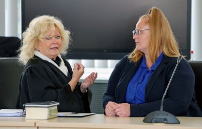 Fabians Mutter (r-l) nimmt mir ihrer Anwältin als Nebenklägerin an dem Prozess teil. 