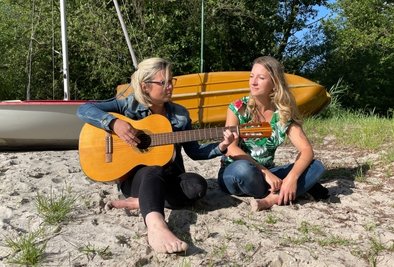 Madeleine Wagner-Mahn (links) und ihre Schwester Jenny Küther haben sich für den MDR an ihre Sommer erinnert, die sie an der Müritz verbracht haben. Am Donnerstag ist die Sendung zu sehen. 