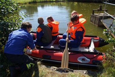 Auch im Schlauchboot mussten die jungen Feuerwehrleute ihr Können unter Beweis stellen.