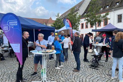 Wer nach der langen Nacht der Technik der WHZ am Freitag noch Gesprächsbedarf hatte: Am Samstag konnte man auf dem Kornmarkt erneut mit Wissenschaftlern, nicht nur aus Zwickau, ins Gespräch kommen.