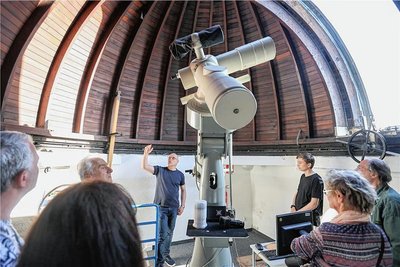Holger Schnärz, Physik- und Astrolehrer erklärte 2022 den Besuchern die Geschichte der Sternwarte des Agricola-Gymnasiums. Sie ist auch in diesem Jahr geöffnet. 