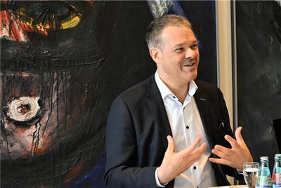 Generalintendant Christoph Dittrich erklärt im „Freie Presse“-Interview, dass die ausgehende Spielzeit zunächst mit großen Sorgen begann, dann aber eine für ihn überraschende Besucherzahl erreichte.